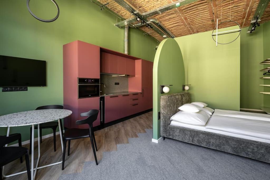 A50-balcony-designer No 2 Апартаменти